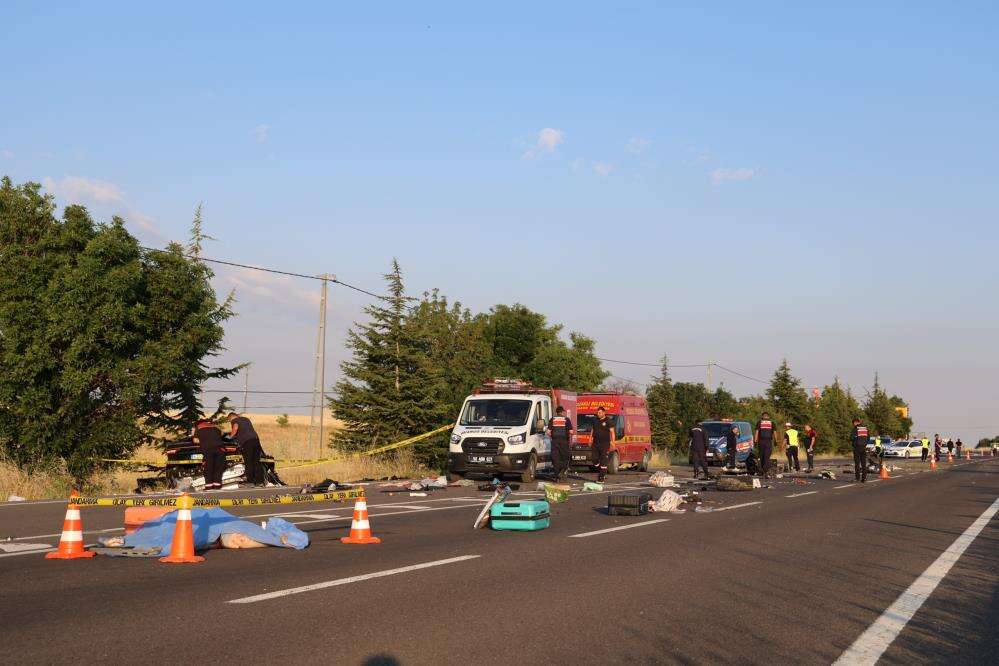 Gurbetçi ailenin bulunduğu araç devrildi, 3 kişi hayatını kaybetti 2